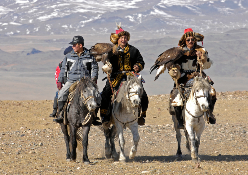 berburu-dengan-elang-di-mongolia
