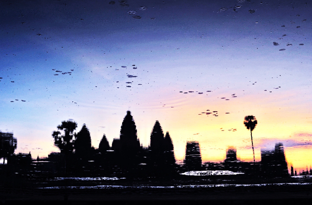 Sisa Jingga Pagi dan Refleksi Angkor Wat Terlukis di Air.