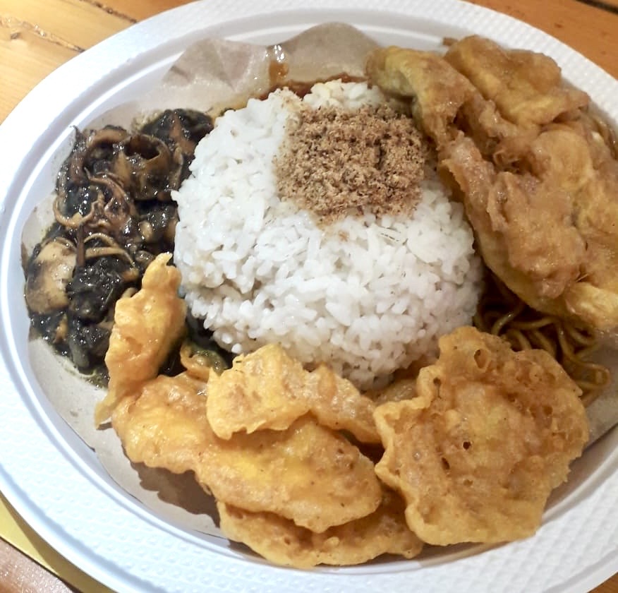 nasi-cumi-pasar-atom-rasa-tak-sehitam-tampilannya