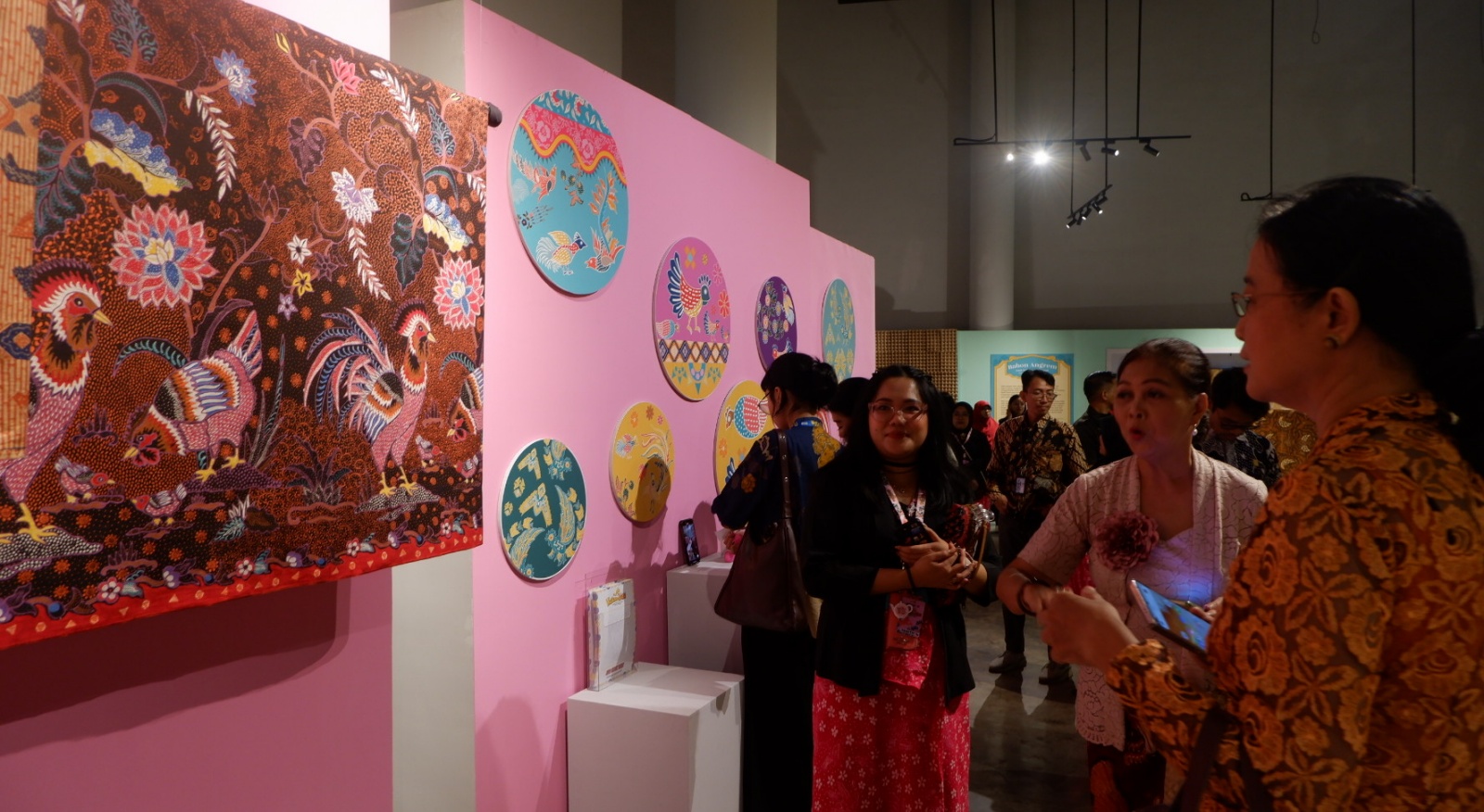 kukuruyuk-jejak-ayam-dan-cerita-batik-nusantara