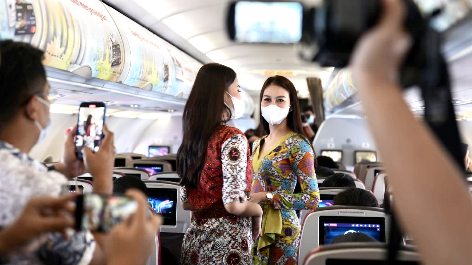 peringati-hari-batik-nasional-kru-maskapai-batik-air-gelar-fashion-show-di-35000-kaki