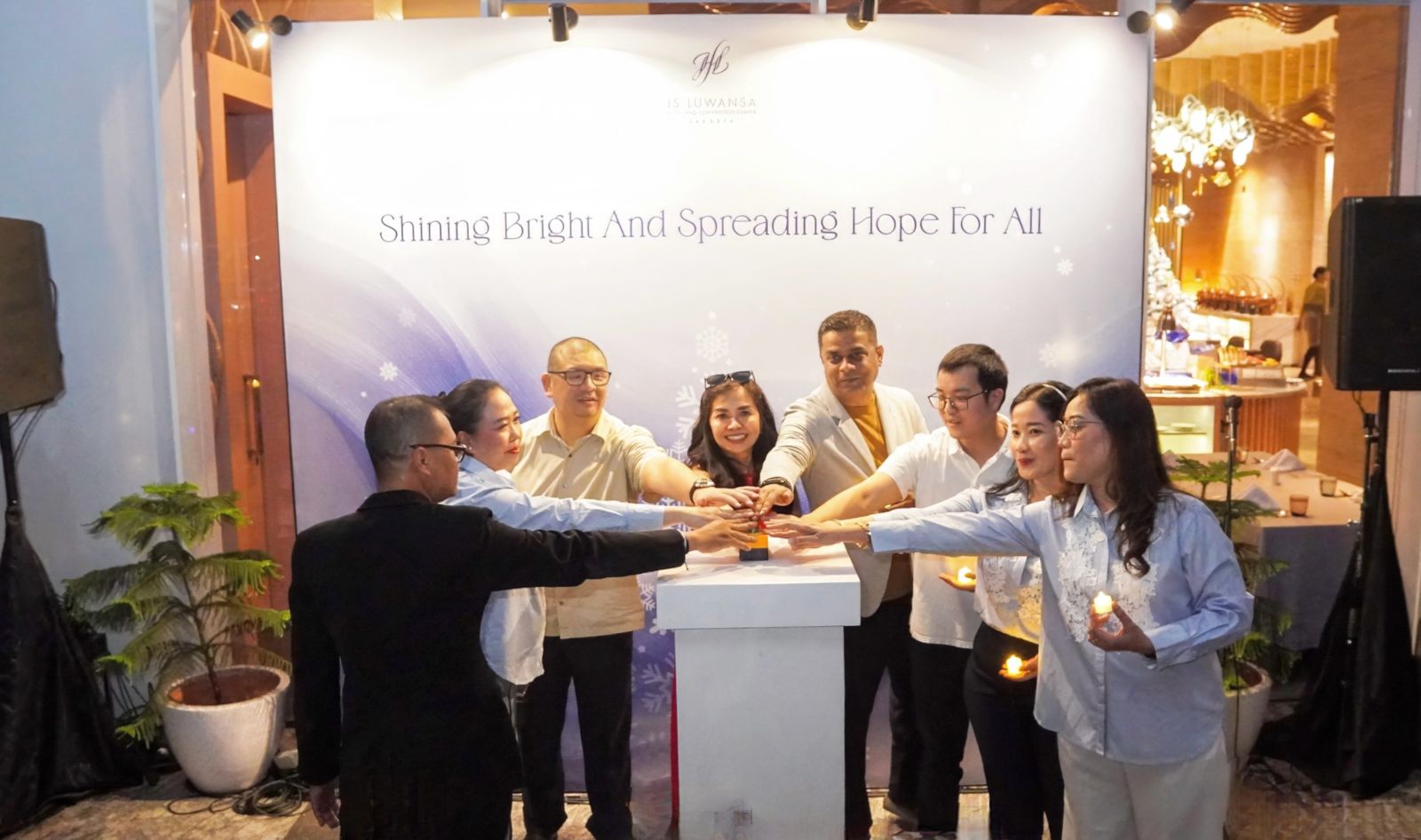 js-luwansa-hotel-convention-center-hadirkan-semangat-natal-melalui-christmas-tree-lighting-shining-bright-and-spreading-hope-for-all