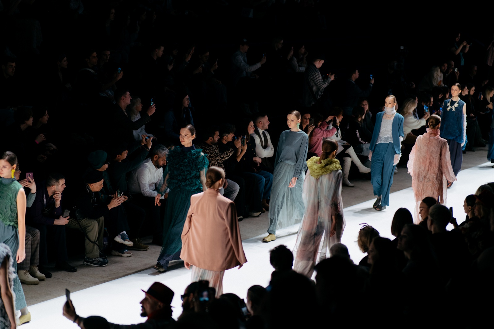 pesona-alam-indonesia-rancangan-irmasari-joedawinata-di-moscow-fashion-week-2024