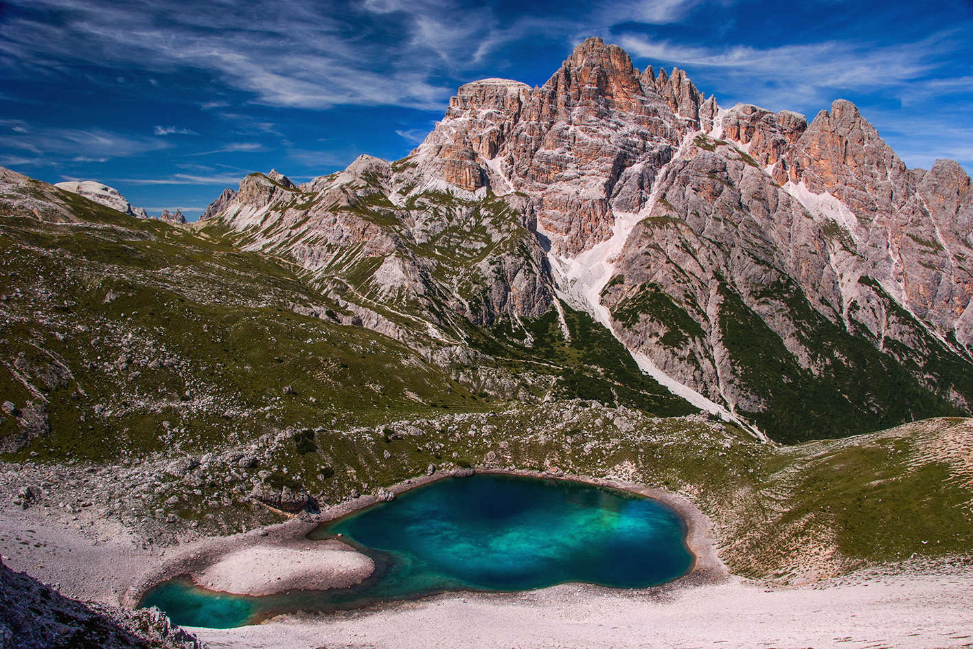 di-bawah-pilar-dolomites-1