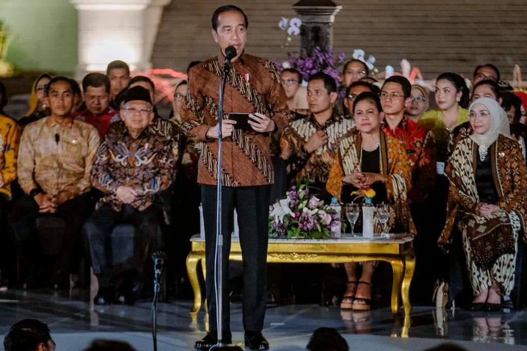 sambut-hari-batik-nasional-istana-berbatik-hadirkan-fashion-show-keindahan-batik-nusantara