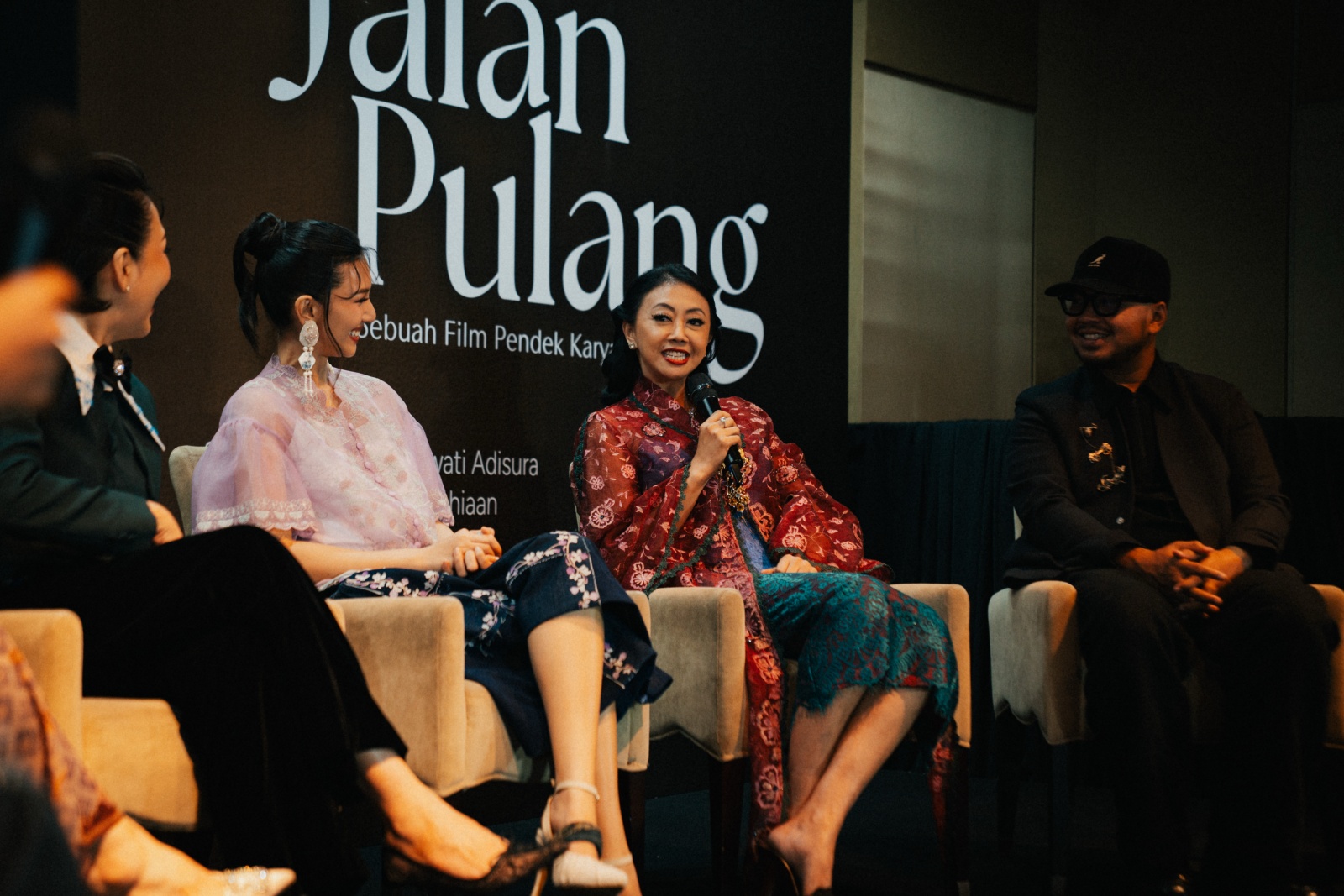 jalan-pulang-merawat-cerita-merawat-kebaya