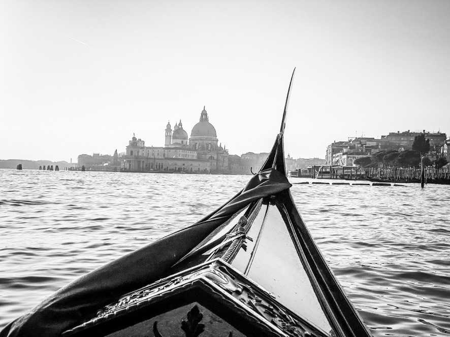 Di ujung gondola, Basilica della Salute berdiri megah sejak 1687. Grand Canal, Venezia.