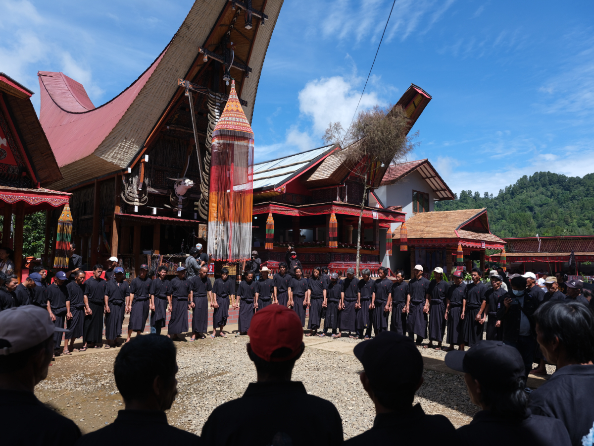 mabadong-tarian-duka-ritual-rambu-solo