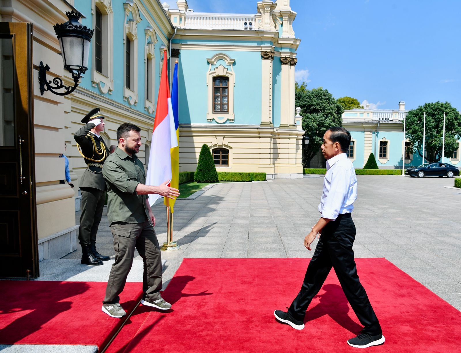 presiden-jokowi-disambut-presiden-zelenskyy-di-istana-maryinsky