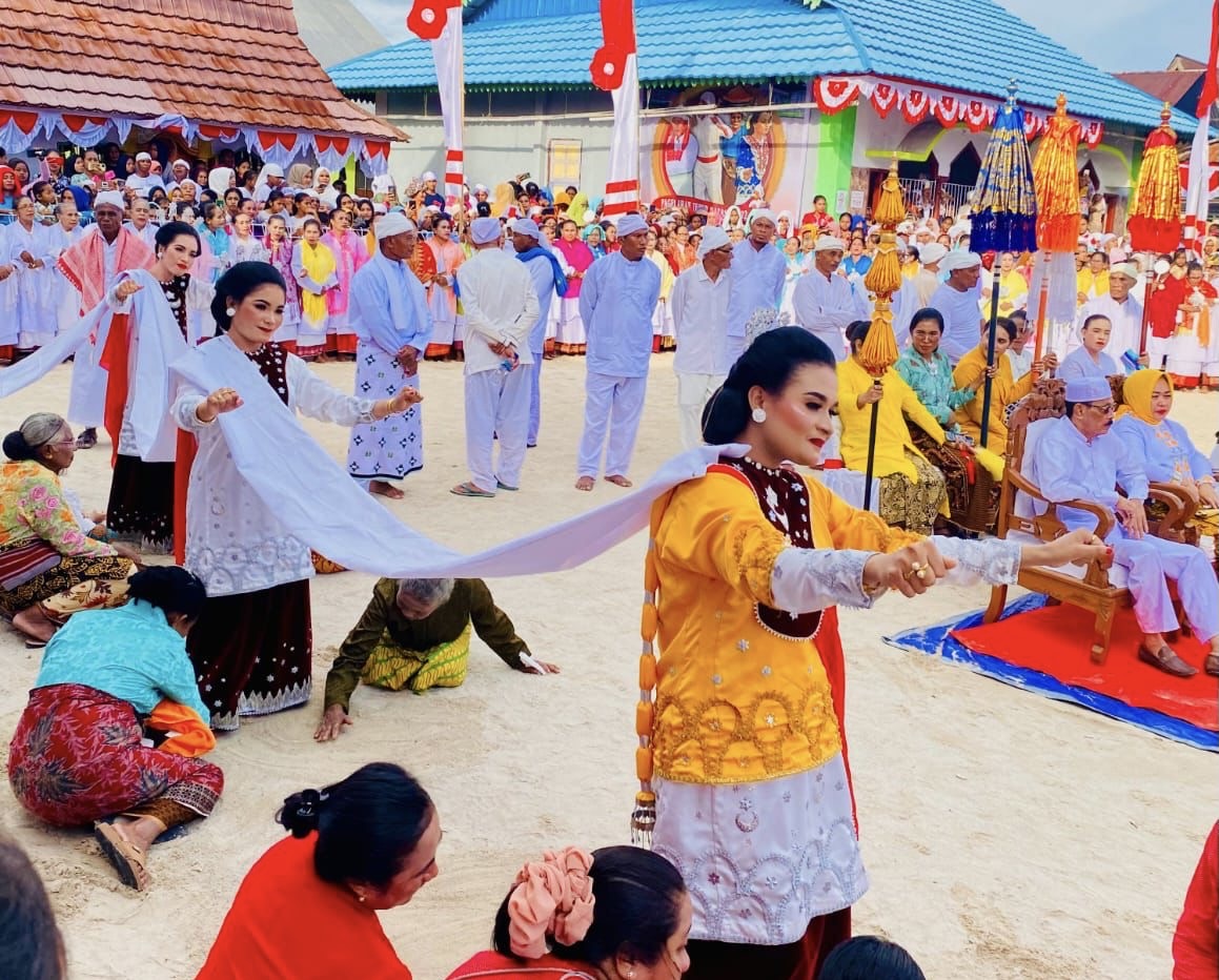 ritual-tenun-di-negeri-pelauw
