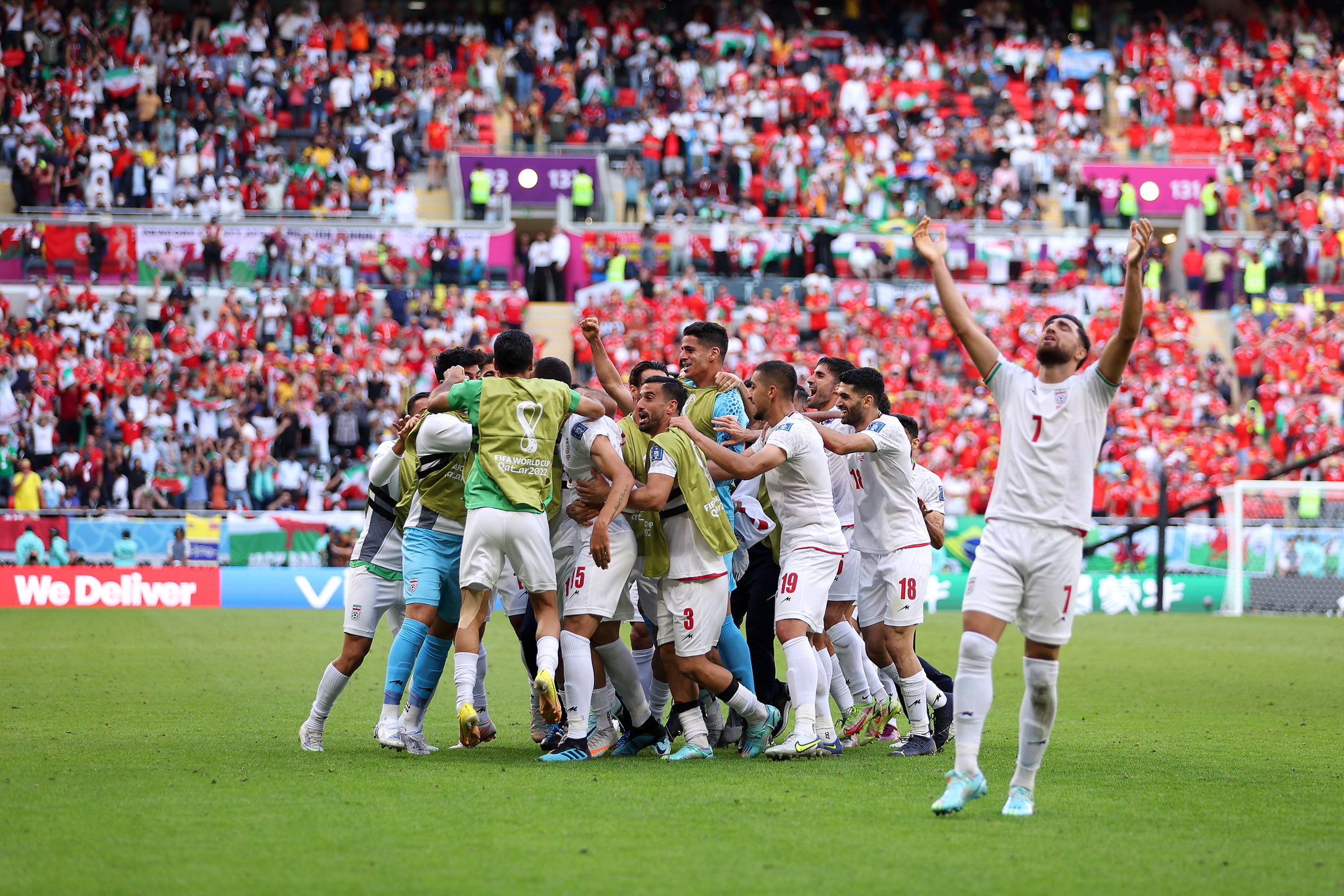 dramatis-dua-pemain-belakang-iran-taklukkan-wales-di-matchday-kedua