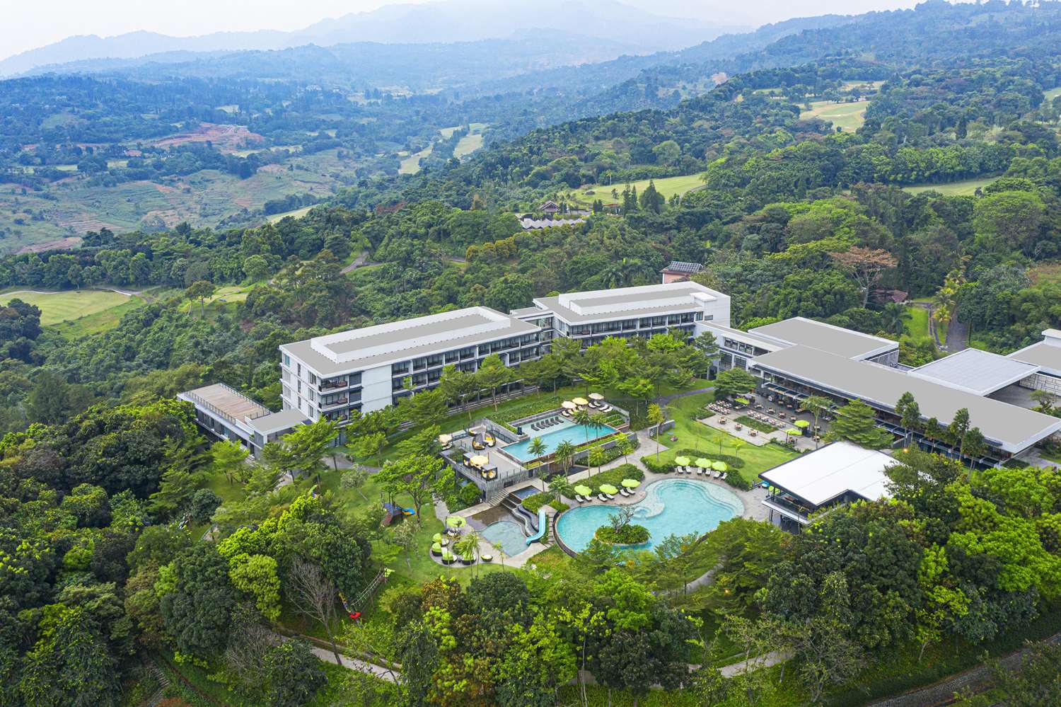 royal-tulip-gunung-geulis-resort-golf-rayakan-malam-tahun-baru-bertema-80-an