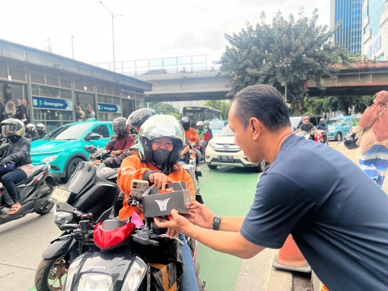 berbagi-takjil-bersama-menara-peninsula-hotel