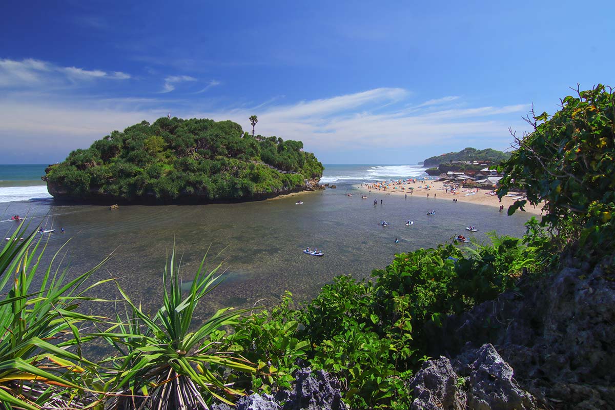 pesona-pantai-gunung-drini