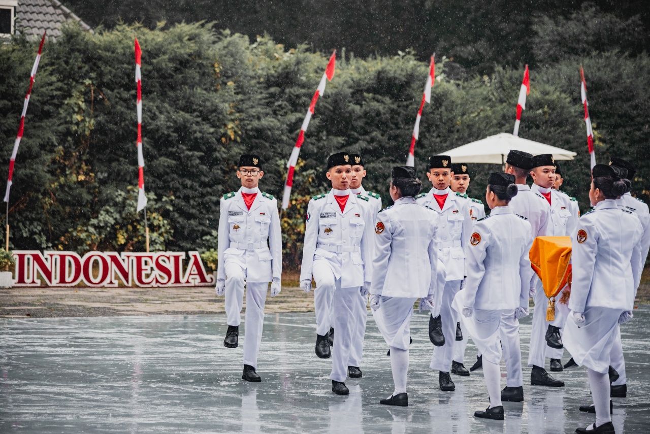 hut-ri-di-belanda-khidmat-selebrasi-kemerdekaan-di-tengah-hujan