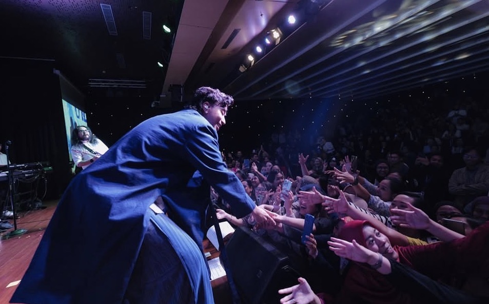 senyum-vidi-aldiano-menyimpan-jejak-di-unhas