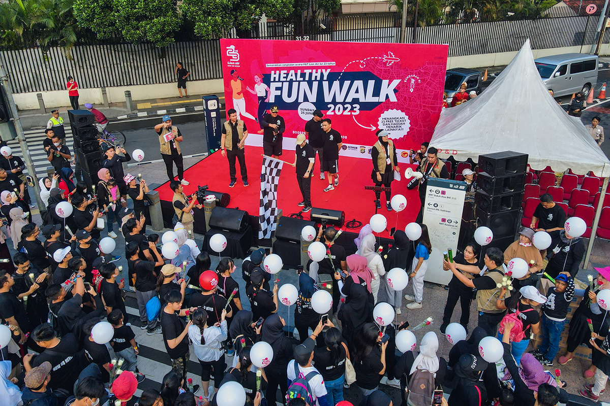 lion-air-ajak-masyarakat-bergerak-bersama-dalam-fun-walk-seru-di-jakarta-saat-car-free-day