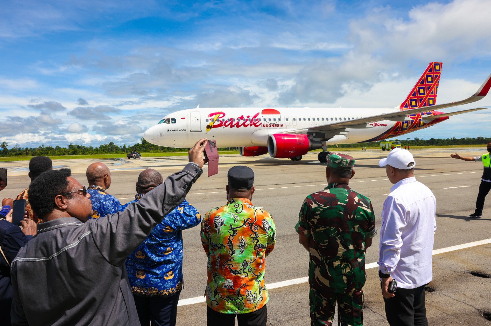 batik-air-perdana-mendaratkan-airbus-a320-200-di-bandar-udara-douw-aturure-nabire