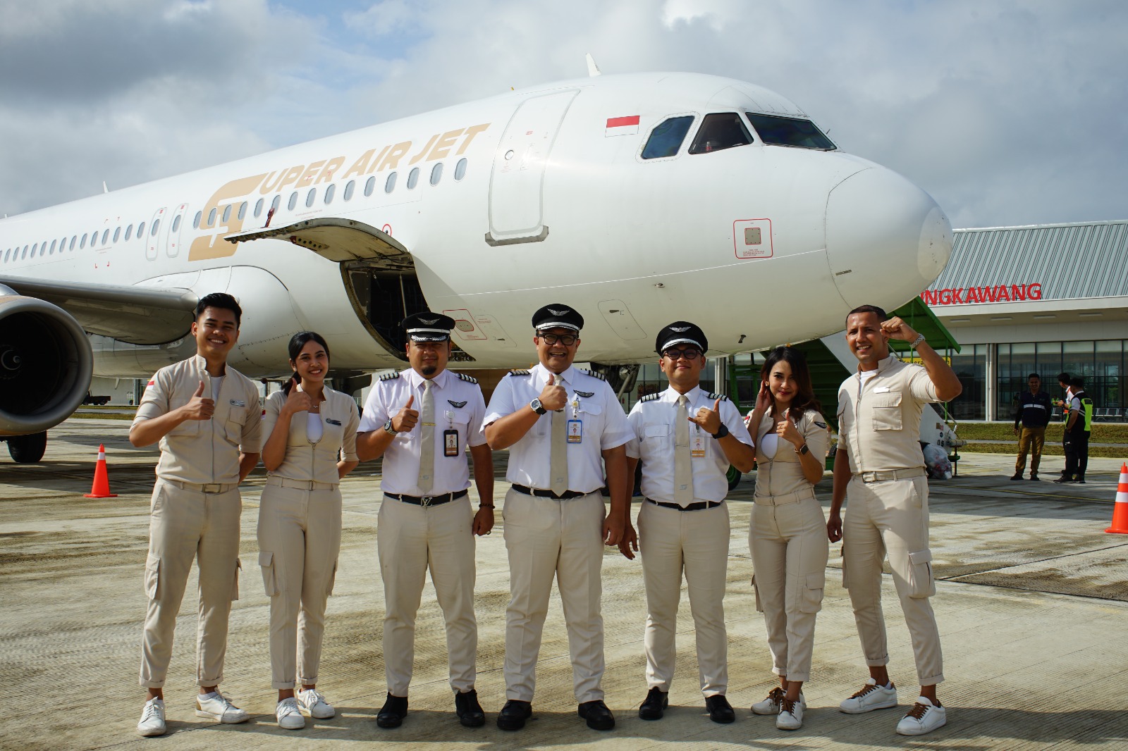 super-air-jet-sukses-mendarat-perdana-dengan-pesawat-airbus-320-di-bandar-udara-singkawang-kalimantan-barat