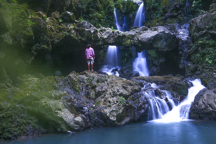 pesona-air-terjun-jembatan-batu-golewa