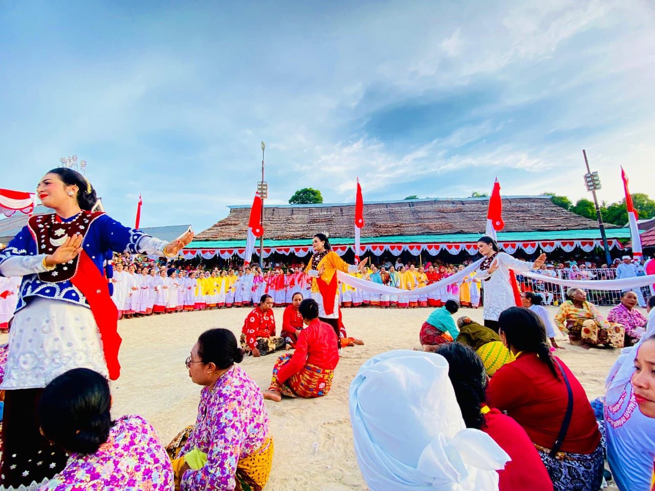 tari-sakral-tenun-empat-penari-dan-jalinan-alam-semesta