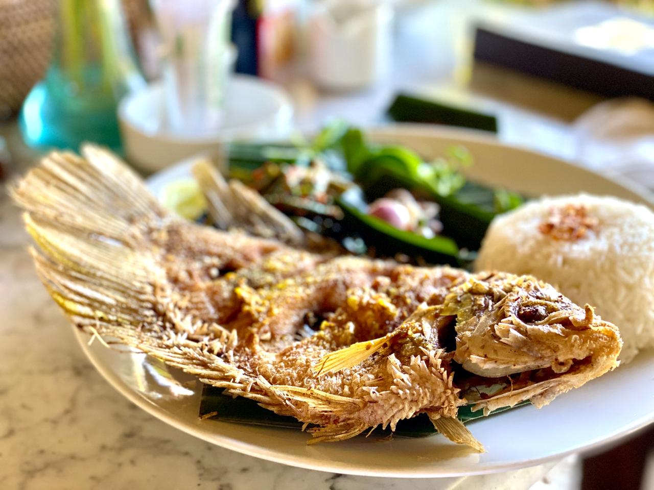 jelajah-kuliner-makassar-dalam-saung