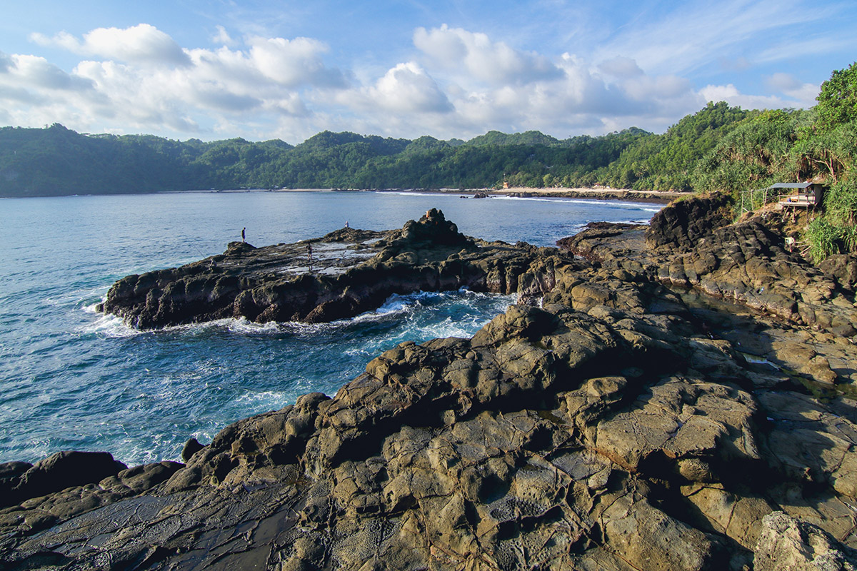 hamparan-karang-unik-di-pantai-wedi-ombo-yogyakarta