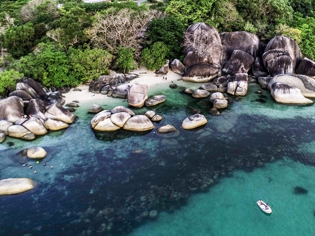 gugusan-batu-granit-di-tepi-pantai-tanjung-tinggi-belitung