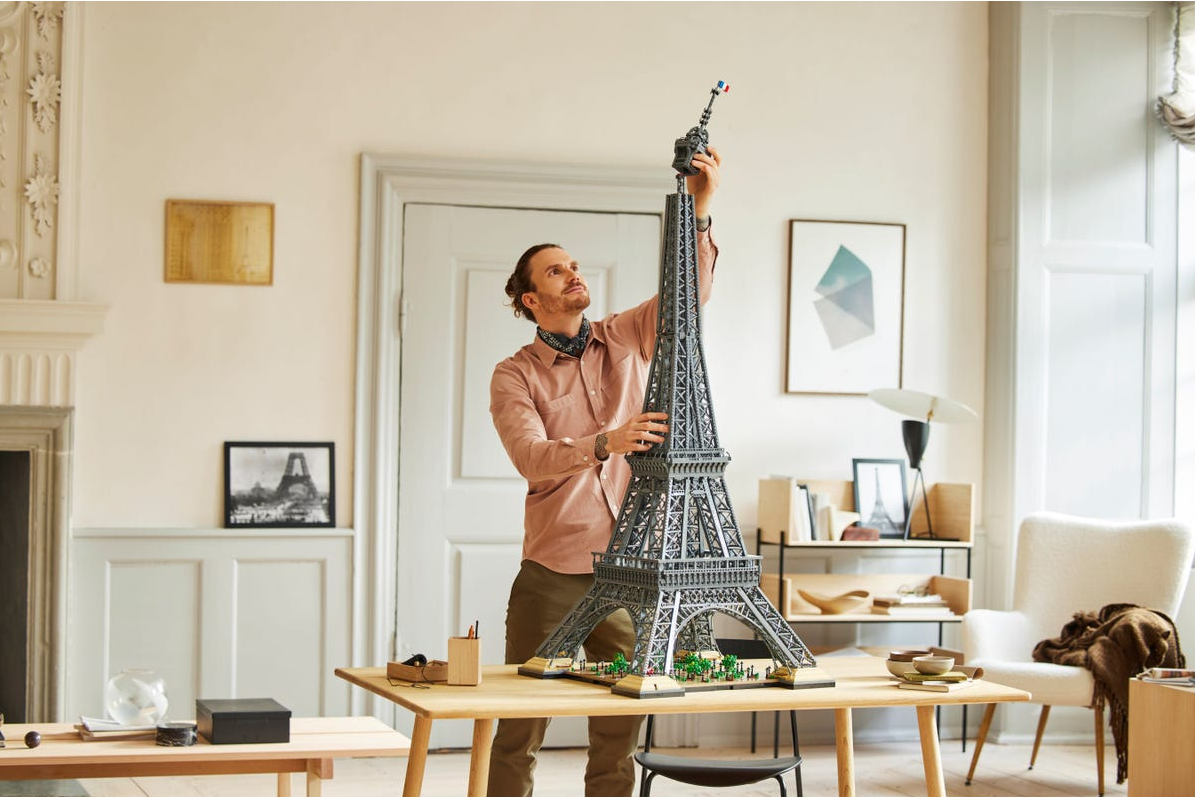 legos-nearly-five-foot-high-eiffel-tower-lego-tertinggi-replika-menara-eiffel