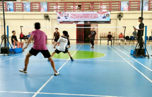sambut-hut-ke-357-sulsel-pb-ika-unhas-adakan-turnamen-bulutangkis-alumni-perguruan-tinggi