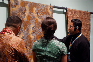 kukuruyuk-motif-dan-makna-cerita-di-balik-pameran-museum-batik-indonesia